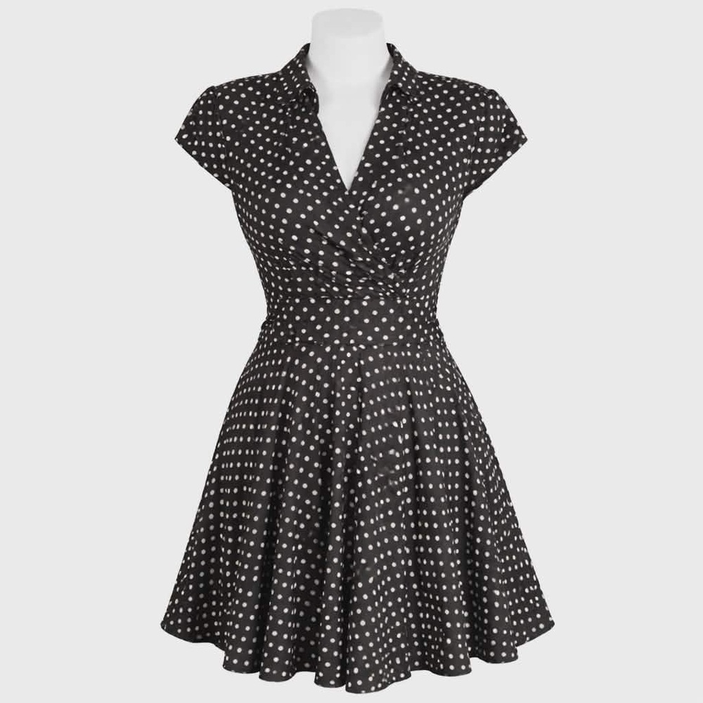 EUC Sz 8. Betsey Johnson. Vintage Vibe Black w/White Polka Dot Fit & Flare Dress